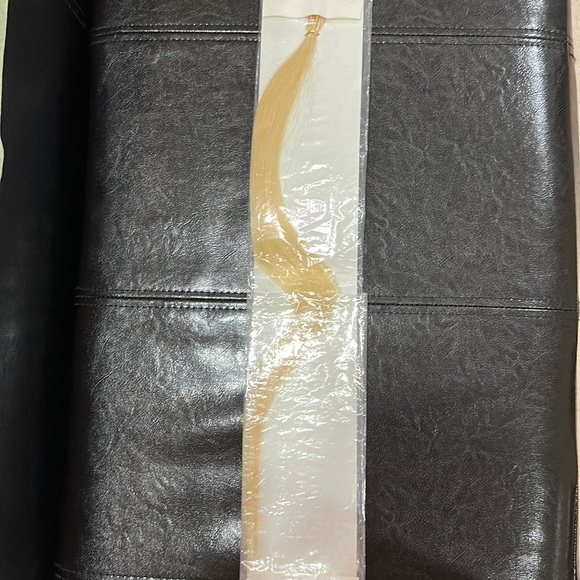 Blonde 21” glue in human hair extensions - Picture 3 of 4